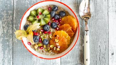 Eine Schüssel mit Porridge mit verschiedenen Früchten
