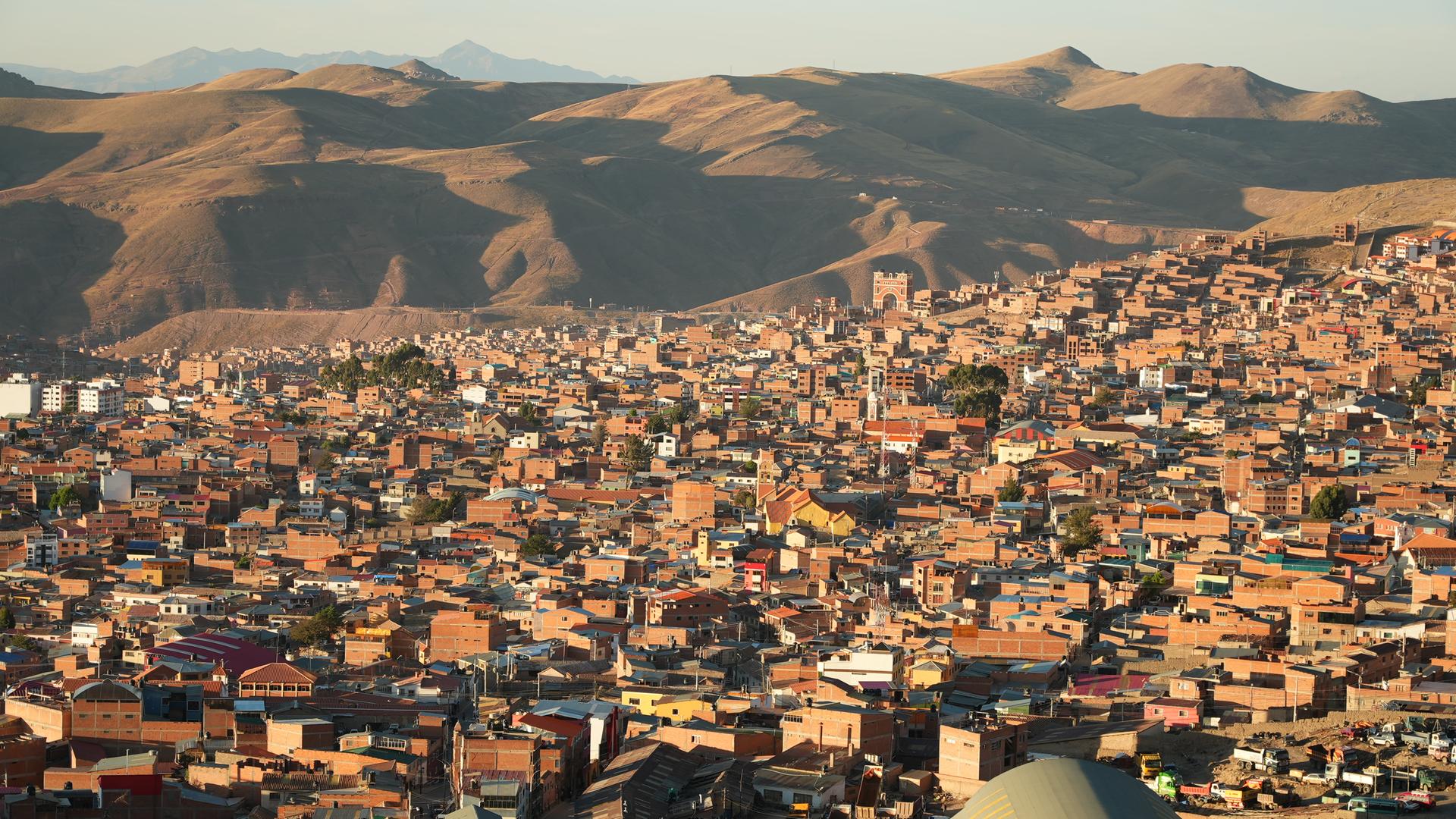 Die Stadt Potosí von oben mit Bergen im Hintergrund