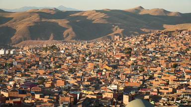 Die Stadt Potosí von oben mit Bergen im Hintergrund