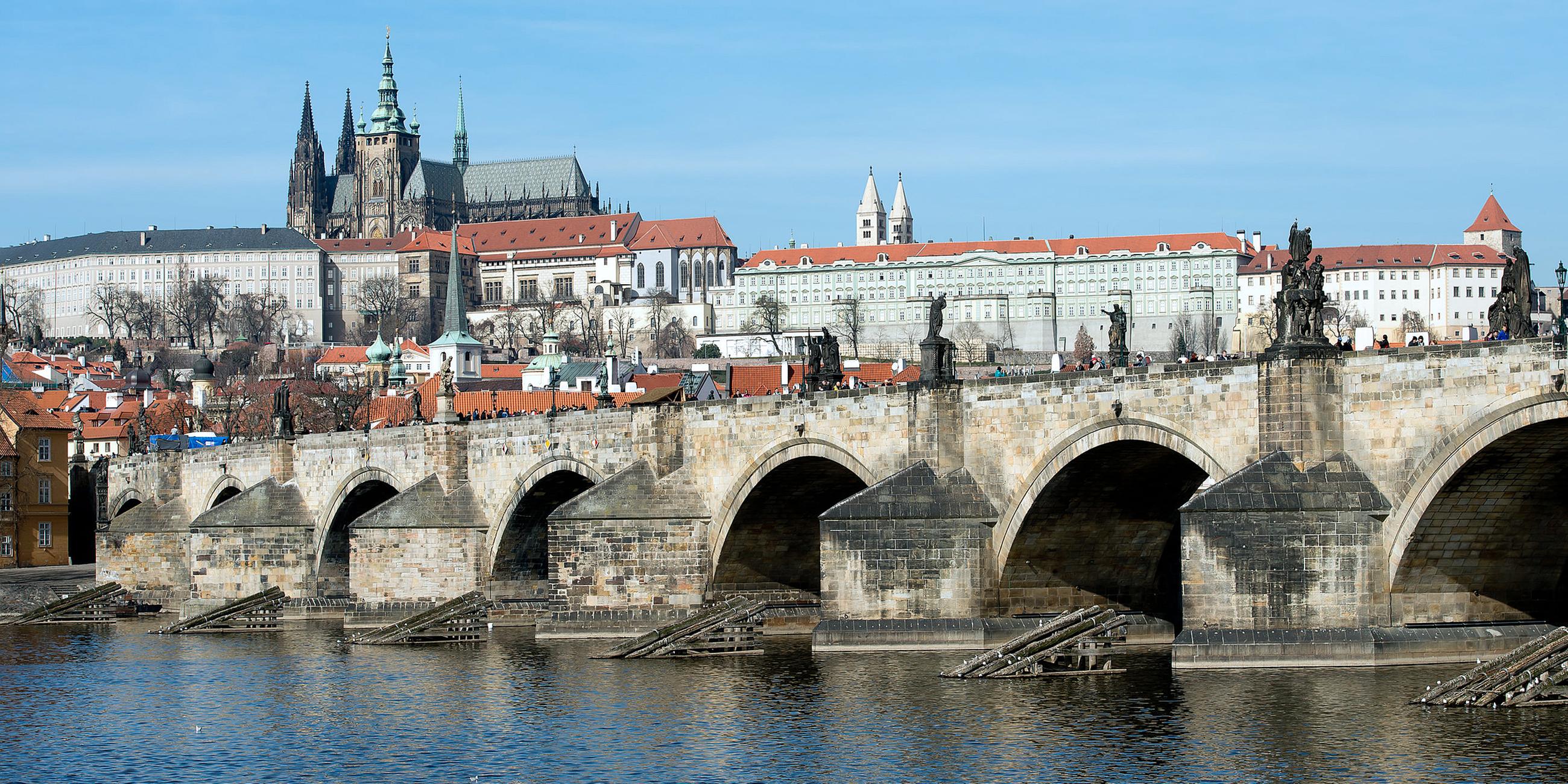 Blick auf die Karlsbrücke mit der Prager Burg und dem Veitsdom