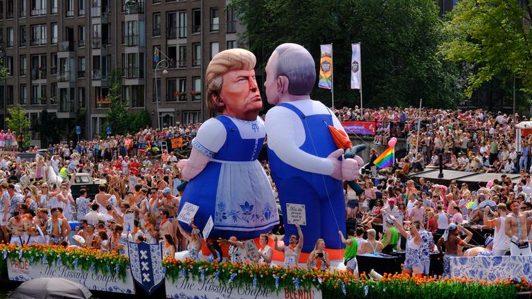 Bei der Pride-Parade in Amsterdam sind große aufblasbare Figuren des US-Präsidenten Donald Trump und des russischen Präsidenten Wladimir Putin zu sehen. Mit der Parade demonstrieren die Menschen für sexuelle Vielfalt und Gleichberechtigung ein.