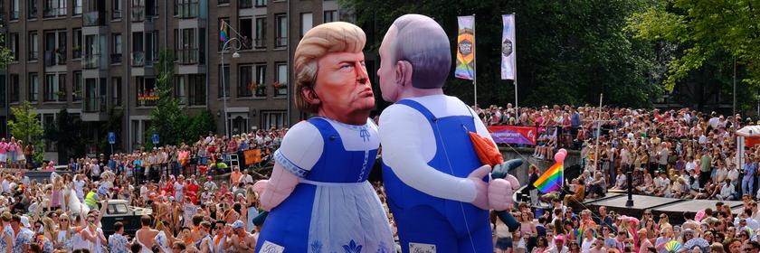 Bei der Pride-Parade in Amsterdam sind große aufblasbare Figuren des US-Präsidenten Donald Trump und des russischen Präsidenten Wladimir Putin zu sehen. Mit der Parade demonstrieren die Menschen für sexuelle Vielfalt und Gleichberechtigung ein.