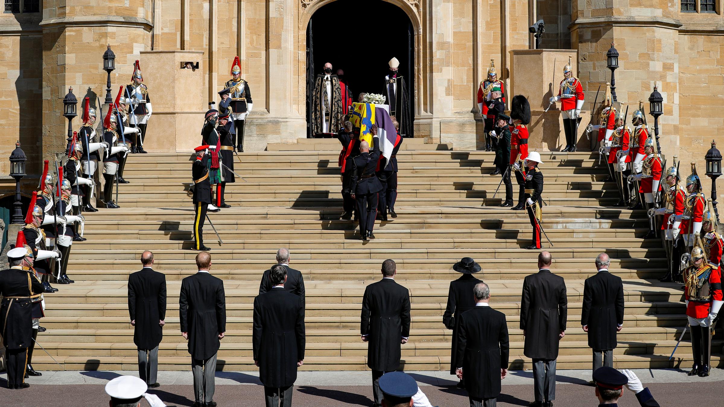 Prinz Philips Sarg wird in die St. George´s Kapelle getragen