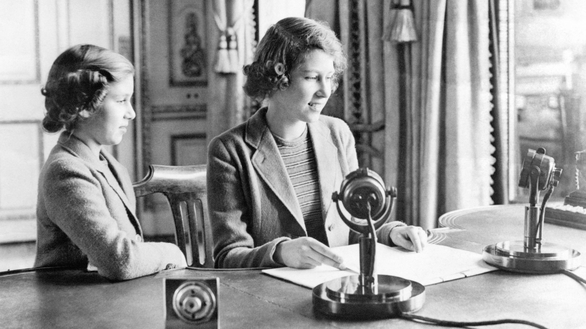 Prinzessinnen Elizabeth und Margaret in einer Hörfunkredaktion.
