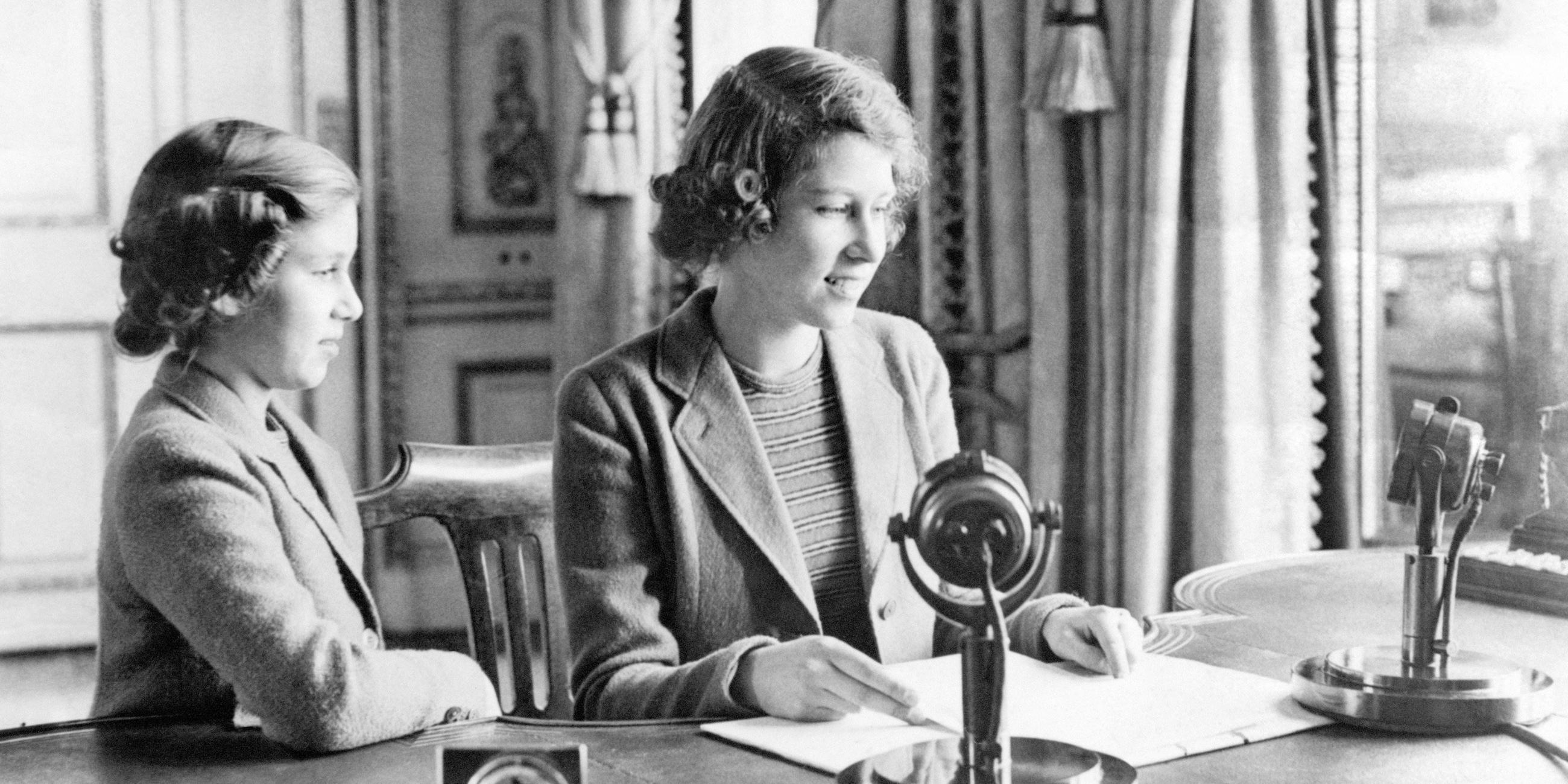 Prinzessinnen Elizabeth und Margaret in einer Hörfunkredaktion.