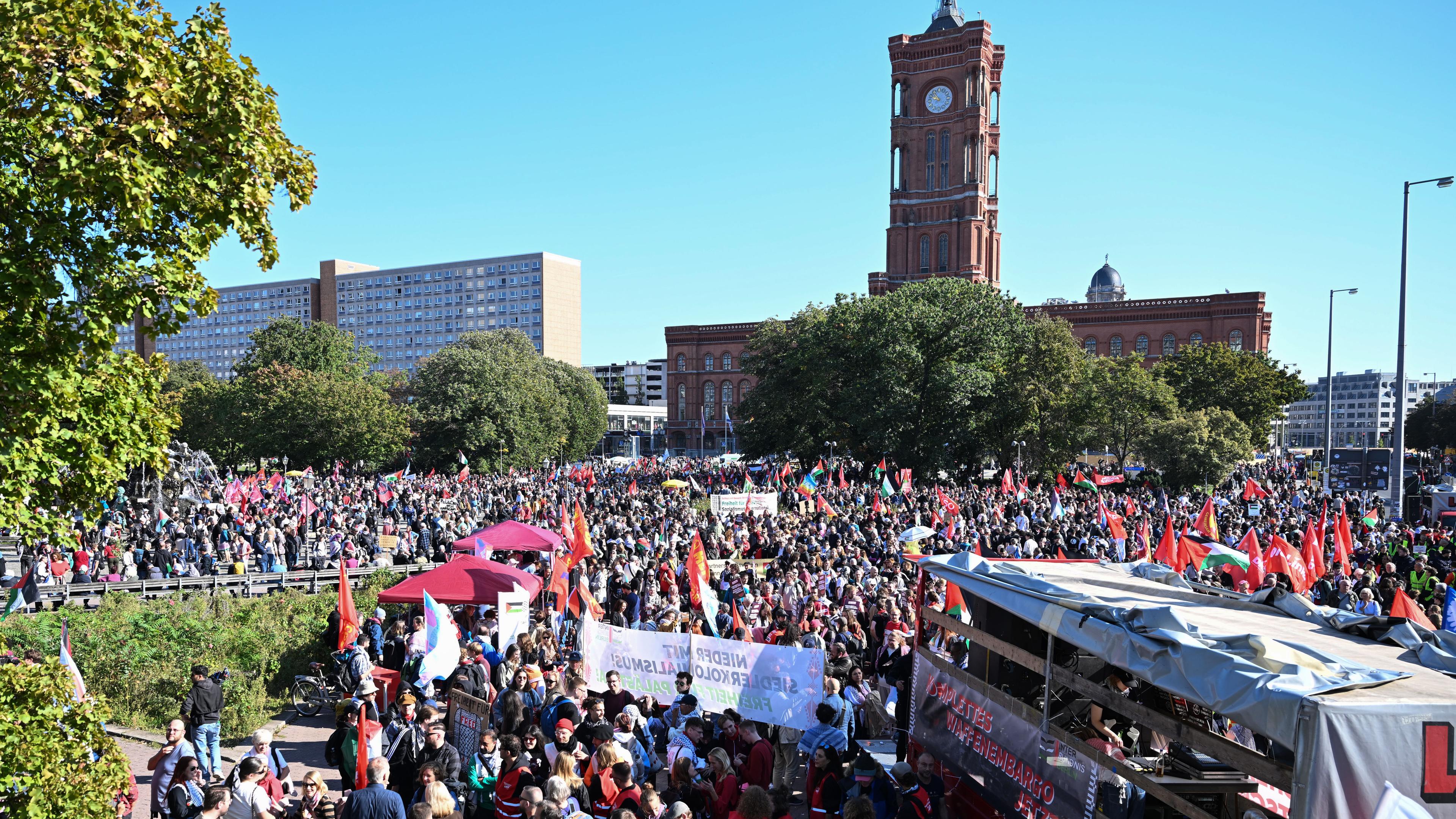 27.09.2025, Berlin: Menschen versammeln sich am Neptunbrunnen zu einem Demonstrationsmarsch und einer Kundgebung für Gaza.