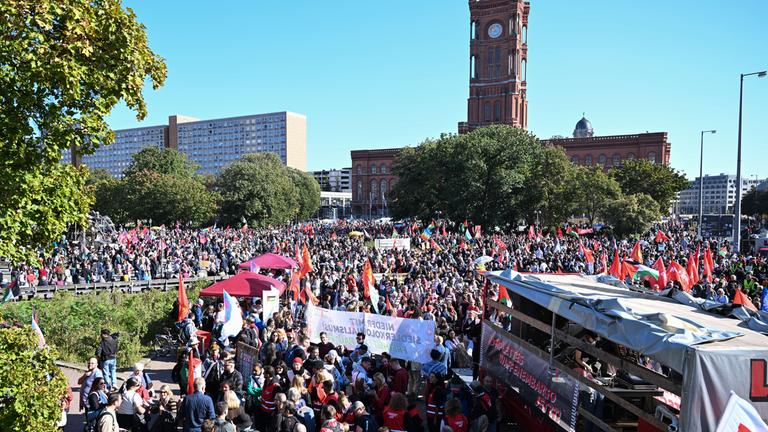 27.09.2025, Berlin: Menschen versammeln sich am Neptunbrunnen zu einem Demonstrationsmarsch und einer Kundgebung für Gaza.