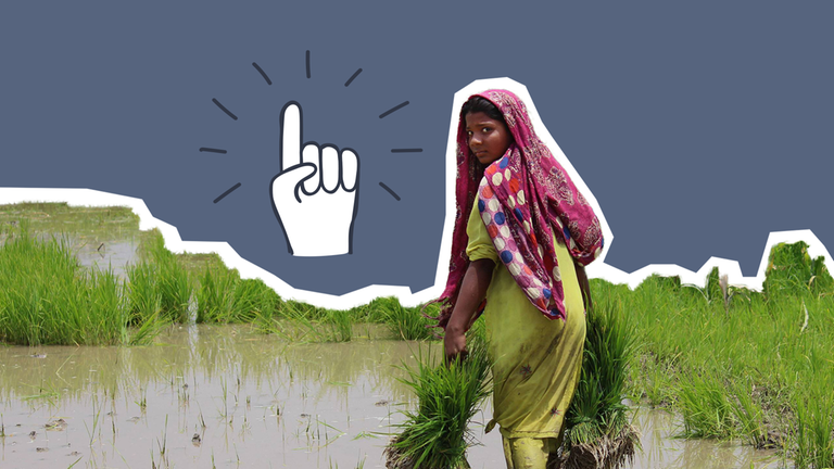 Ein Mädchen trägt zwei große Büschel Grünzeug und schaut über die Schulter, daneben ein erhobener Finger