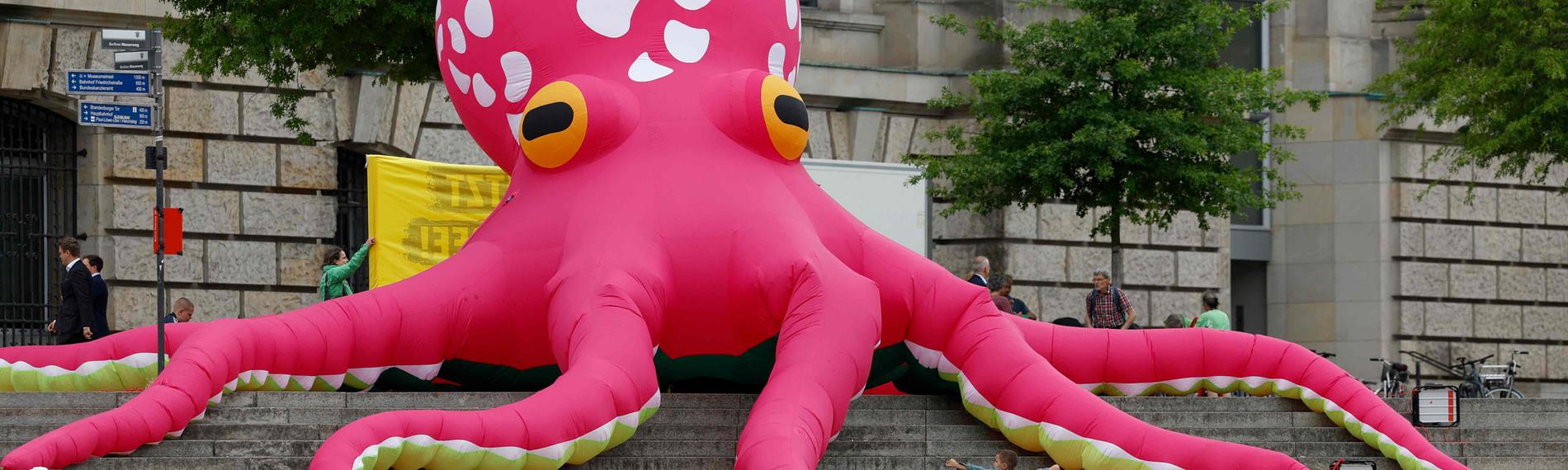 Greenpeace Protest: großer aufblasbarer Oktopus in Berlin vor dem Reichstag Gebäude