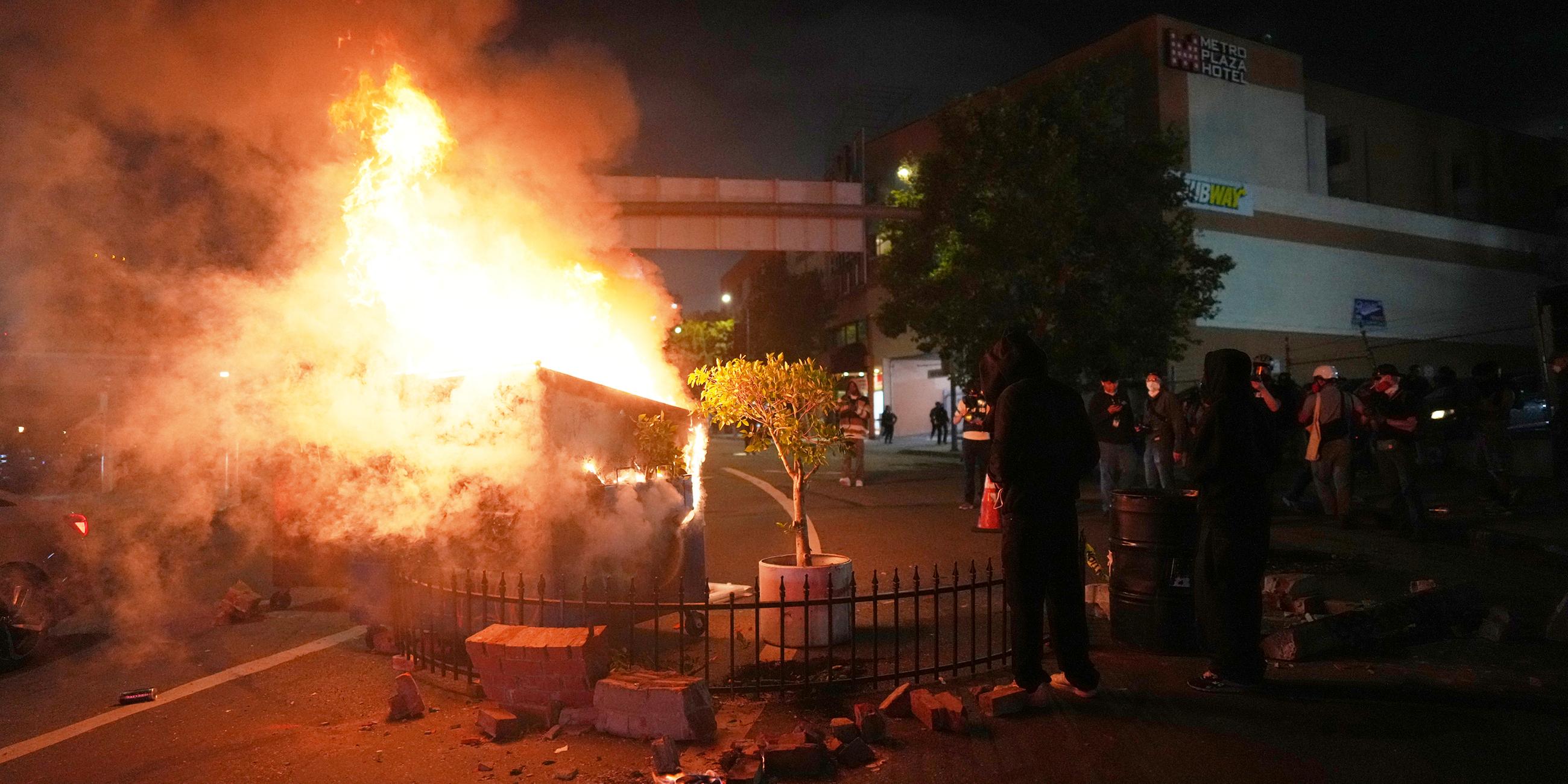 Ein Müllcontainer brennt in der Stadt Los Angeles