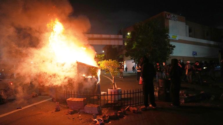 Ein Müllcontainer brennt in der Stadt Los Angeles