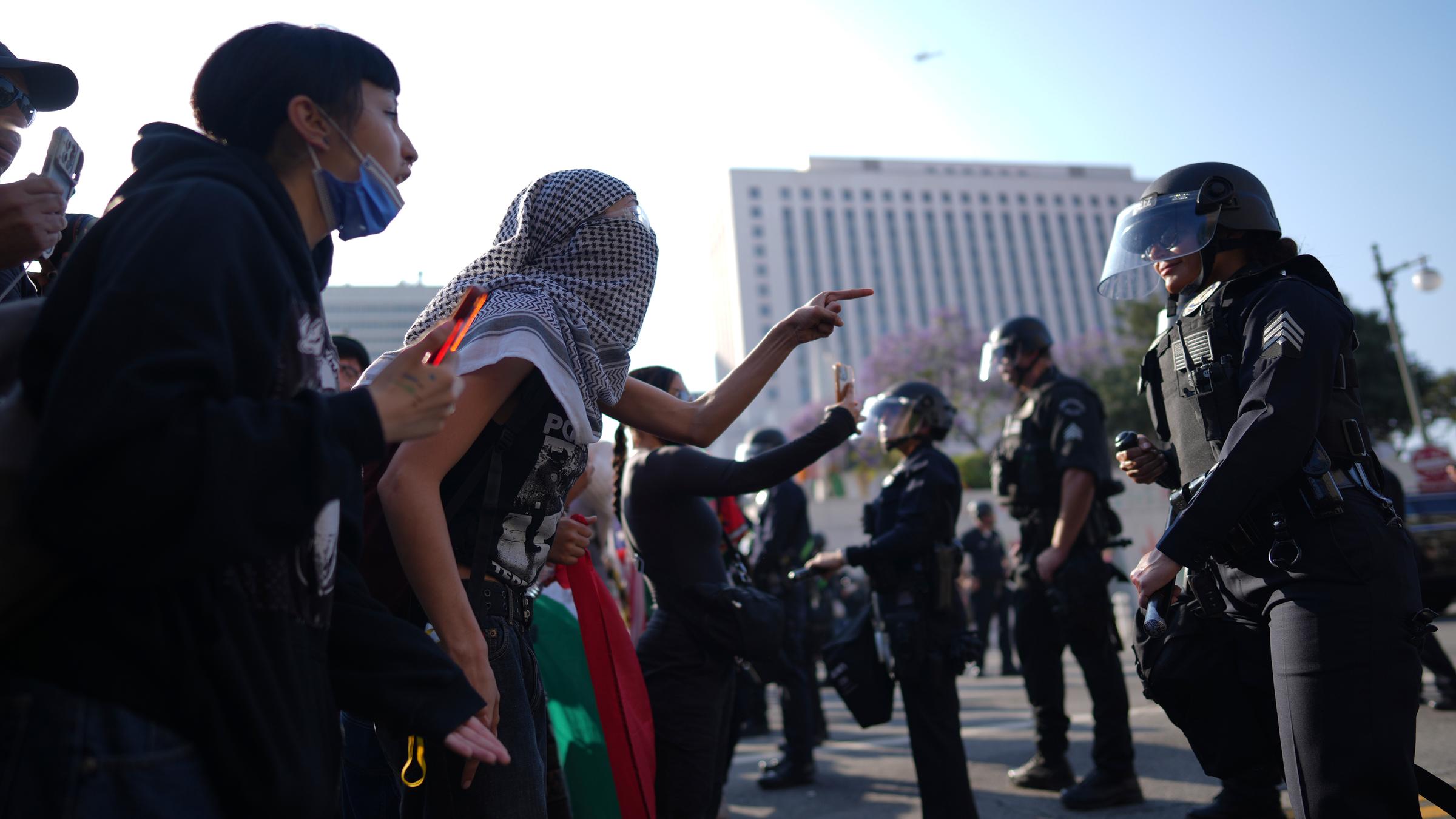 Demonstranten und Polizei stehen sich gegenüber