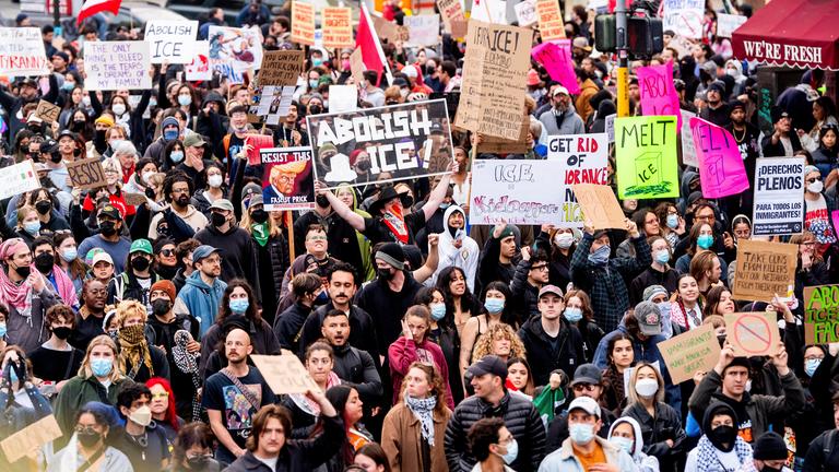 Mehrere Menschen stehen in San Franciso zusammen und protestieren