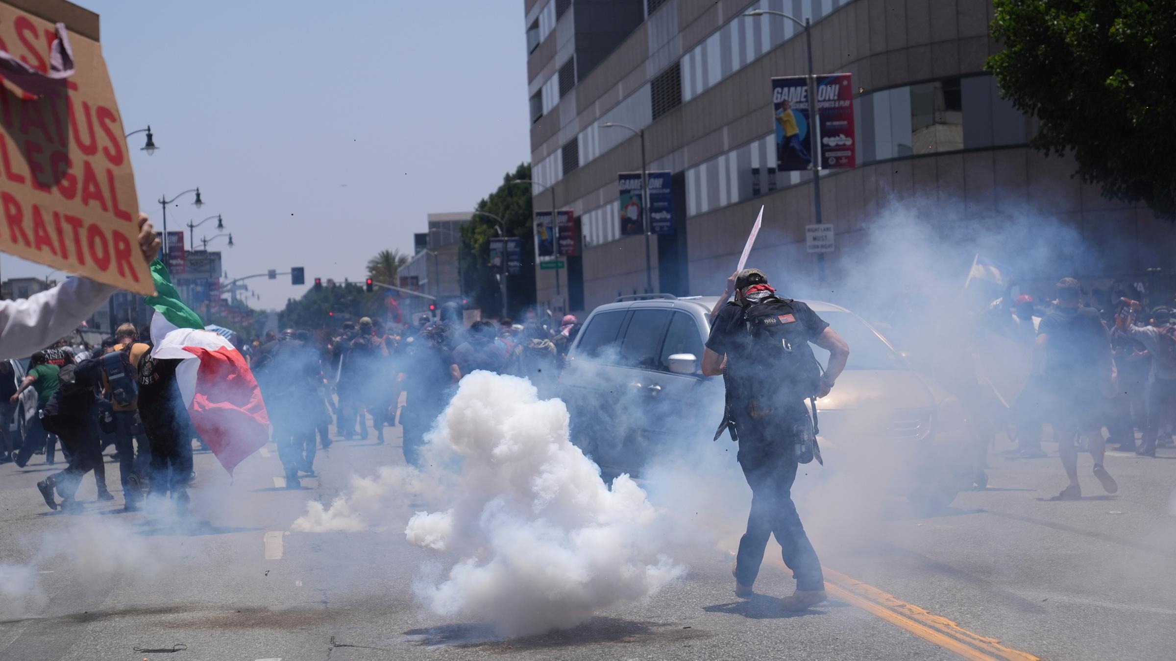 Tränengas wird gegen die Demonstrierenden eingesetzt