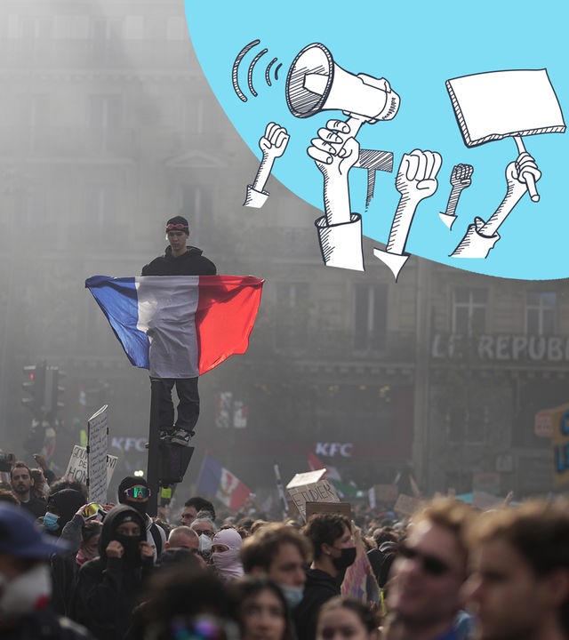 Collage: Viele Menschen auf einem Proteste, darüber in der Ecke ein blauer Kreis, darüber ein Ausrufezeichen und gezeichnete protestierende Hände.
