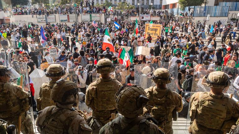 Eine Demonstration vor einem Gebäude, das durch die Nationalgarde gesichert wird