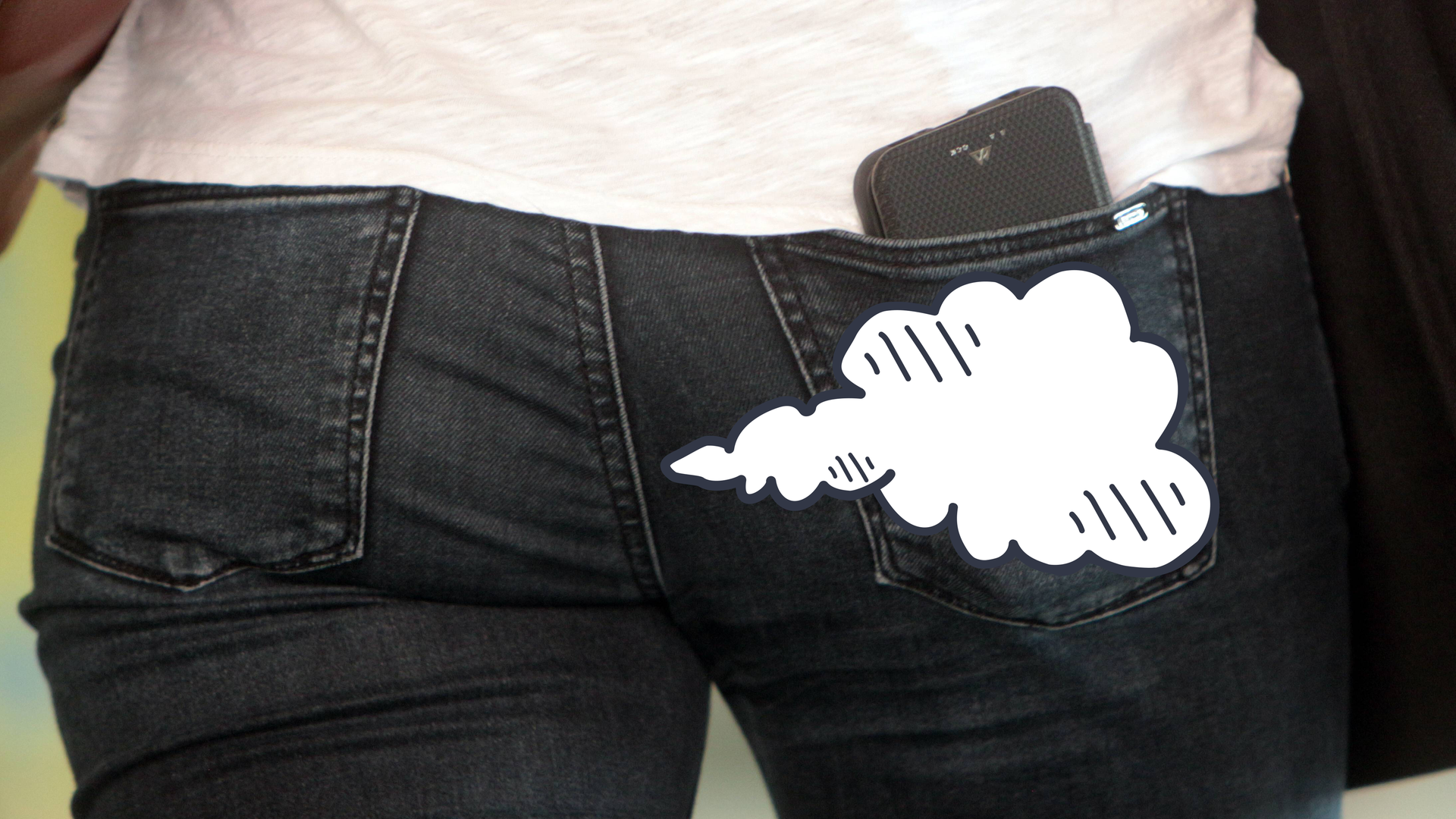 Hintern einer jungen Frau mit Smartphone in der Gesäßtasche, darauf ein Furz-Symbol