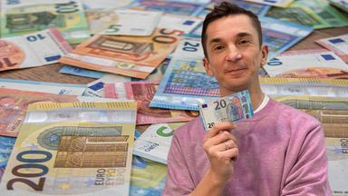 Eric hält einen 20€-Schein in die Kamera, hinter im sieht man verschiedene Geldscheine.