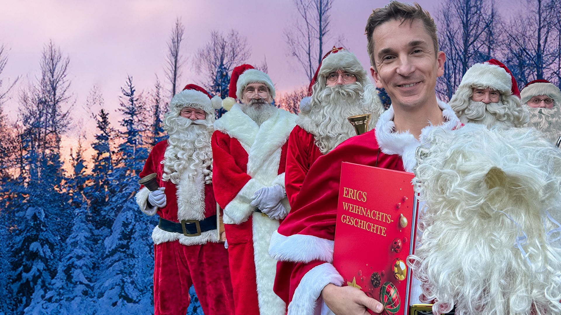 Moderator Eric Mayer steht, als Weihnachtsmann verkleidet, im Kreise weiterer Weihnachtsmänner im Freien. Er hält ein rotes Buch mit der Aufschrift "Erics Weihnachtsgeschichte" in der rechten Hand. Im Hintergrund sind verschneite Tannnen zu sehen, hinter denen die untergehende Sonne den Himmel in orangene und lila Farbverläufe taucht.