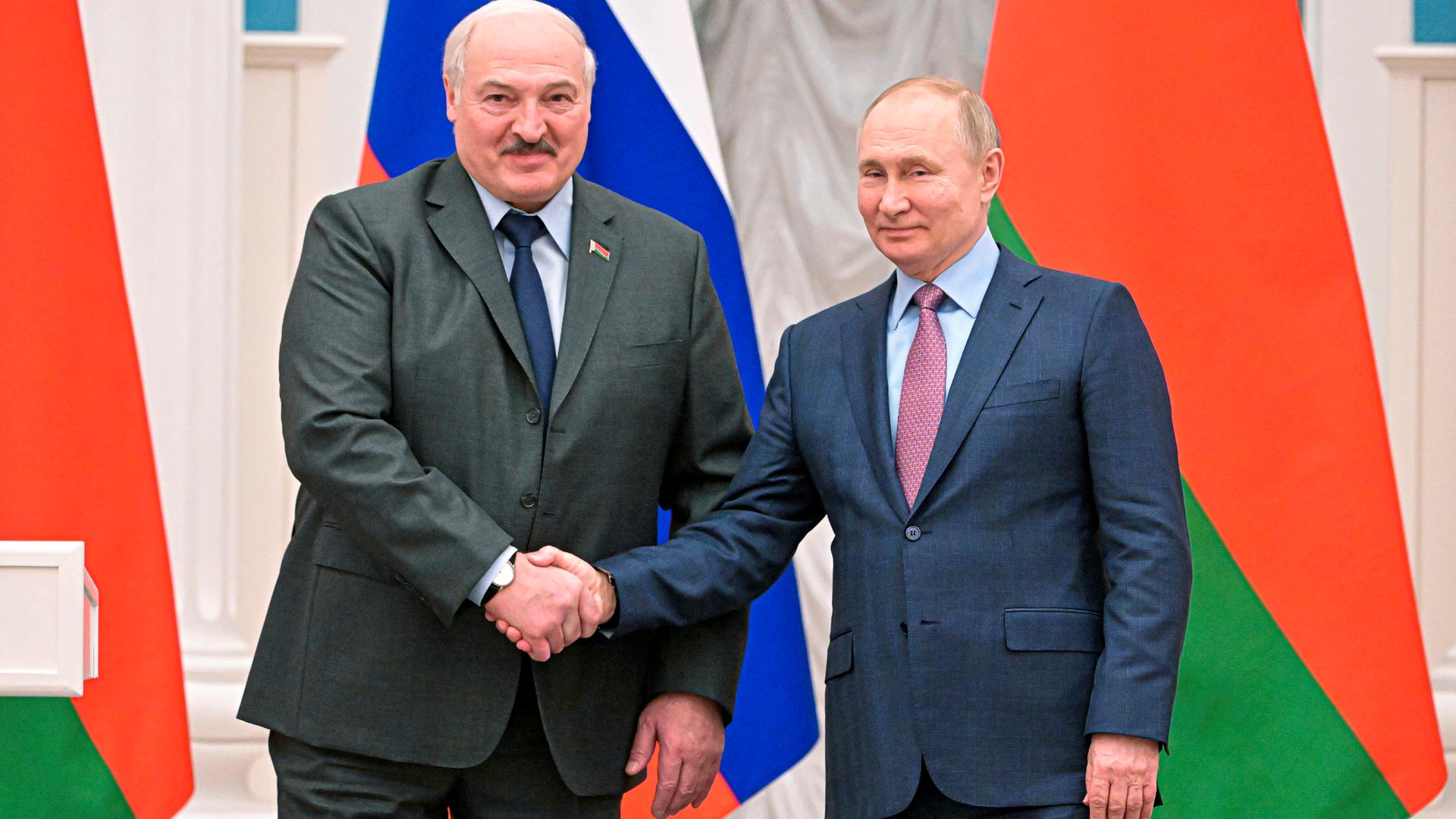 Russland, Moskau: Wladimir Putin (r), Präsident von Russland, und Alexander Lukaschenko, Präsident von Belarus, geben sich nach einer gemeinsamen Pressekonferenz nach ihren Gesprächen im Kreml die Hand.
