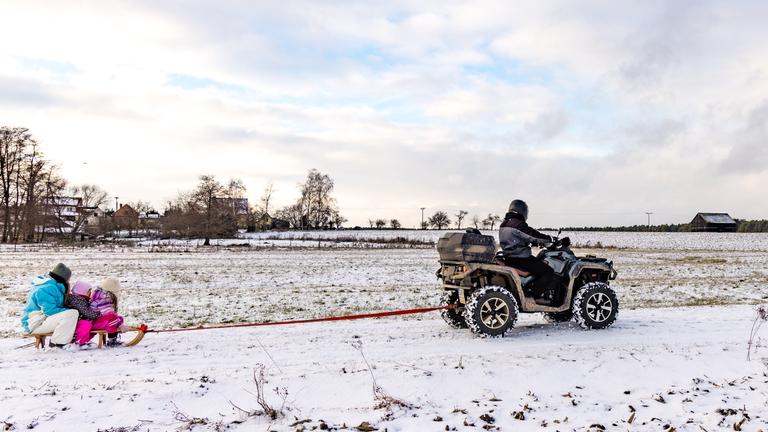 In Brandenburg kame diese Menschen auf eine Idee: Sie nutzen ein Quad, um den Schlitten zu ziehen. Aber Achtung: Langsam fahren, sonst kann das schnell gefährlich werden!