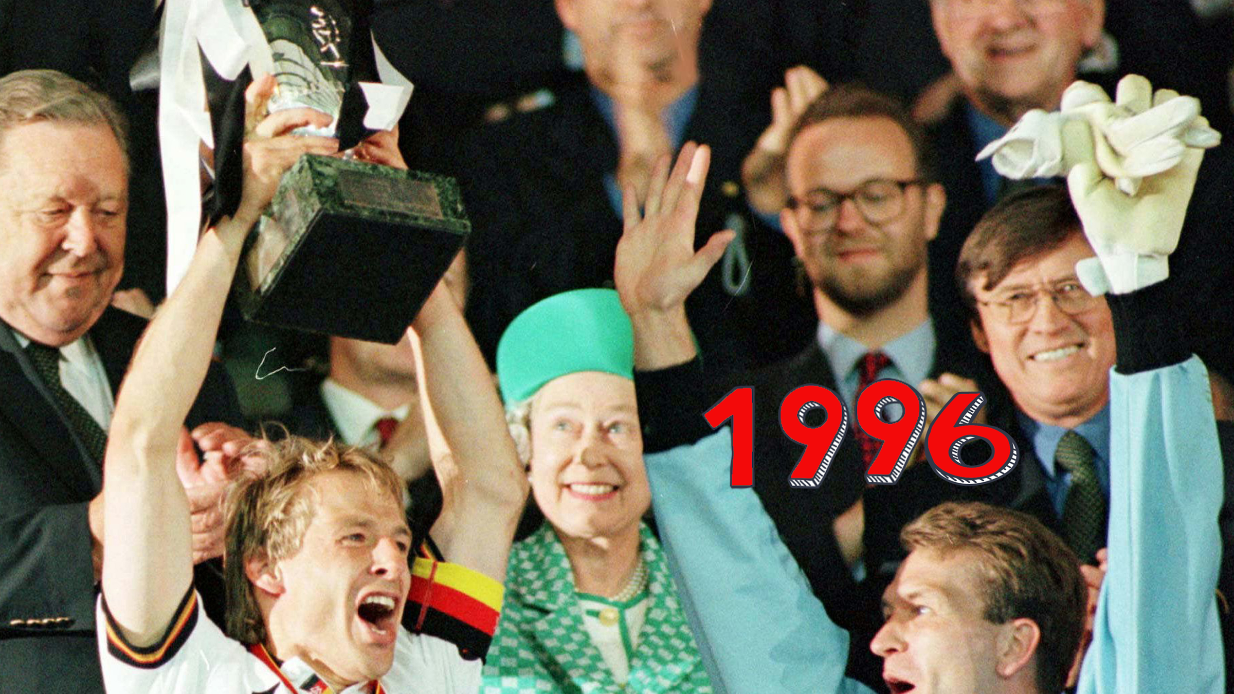 Jürgen Klinsmann und Andreas Köpke jubeln mit dem EM-Pokal 1996