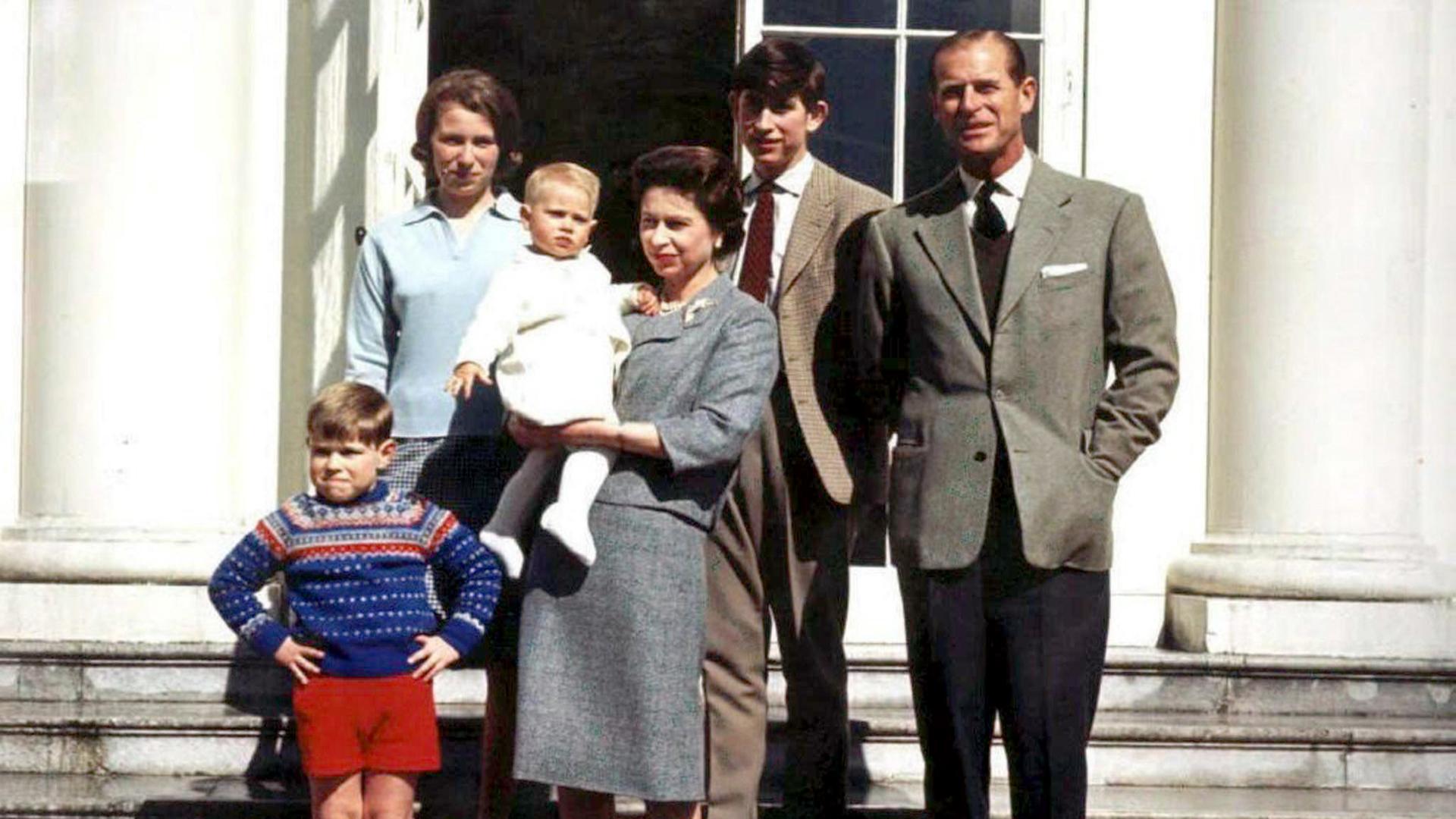 Queen Elizabeth mit ihrem Ehemann Prinz Philip und ihren vier Kindern.