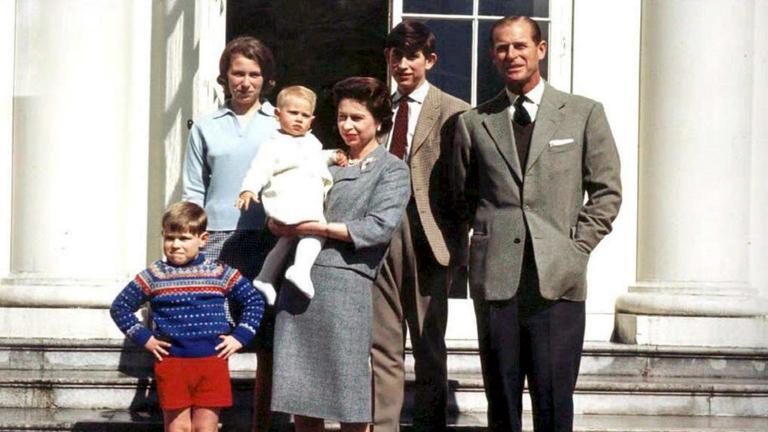 Queen Elizabeth mit ihrem Ehemann Prinz Philip und ihren vier Kindern.