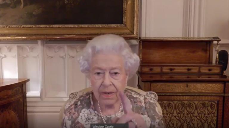 Queen Elizabeth nimmt an virtueller Audienz teil.
