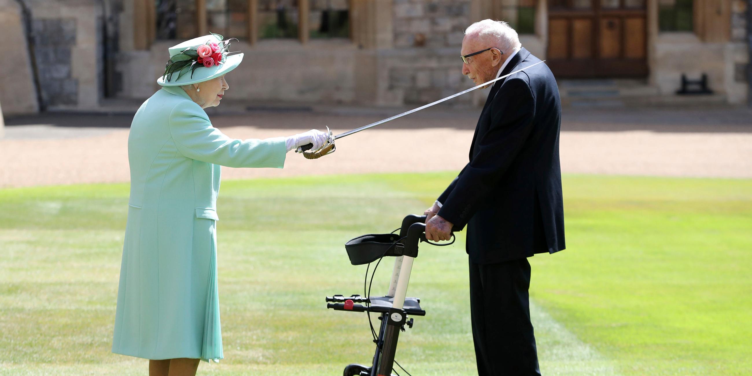 Queen Elizabeth schlägt Tom Moore zum Ritter.