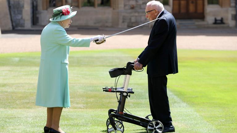 Queen Elizabeth schlägt Tom Moore zum Ritter.