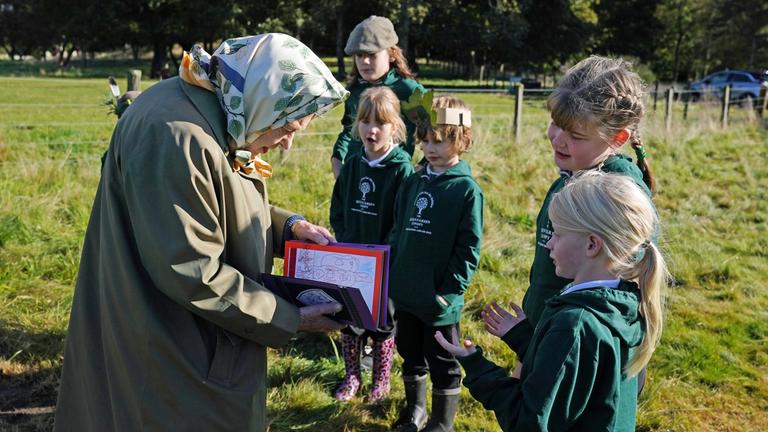 Kinder überreichen Queen Elizabeth eine Karte