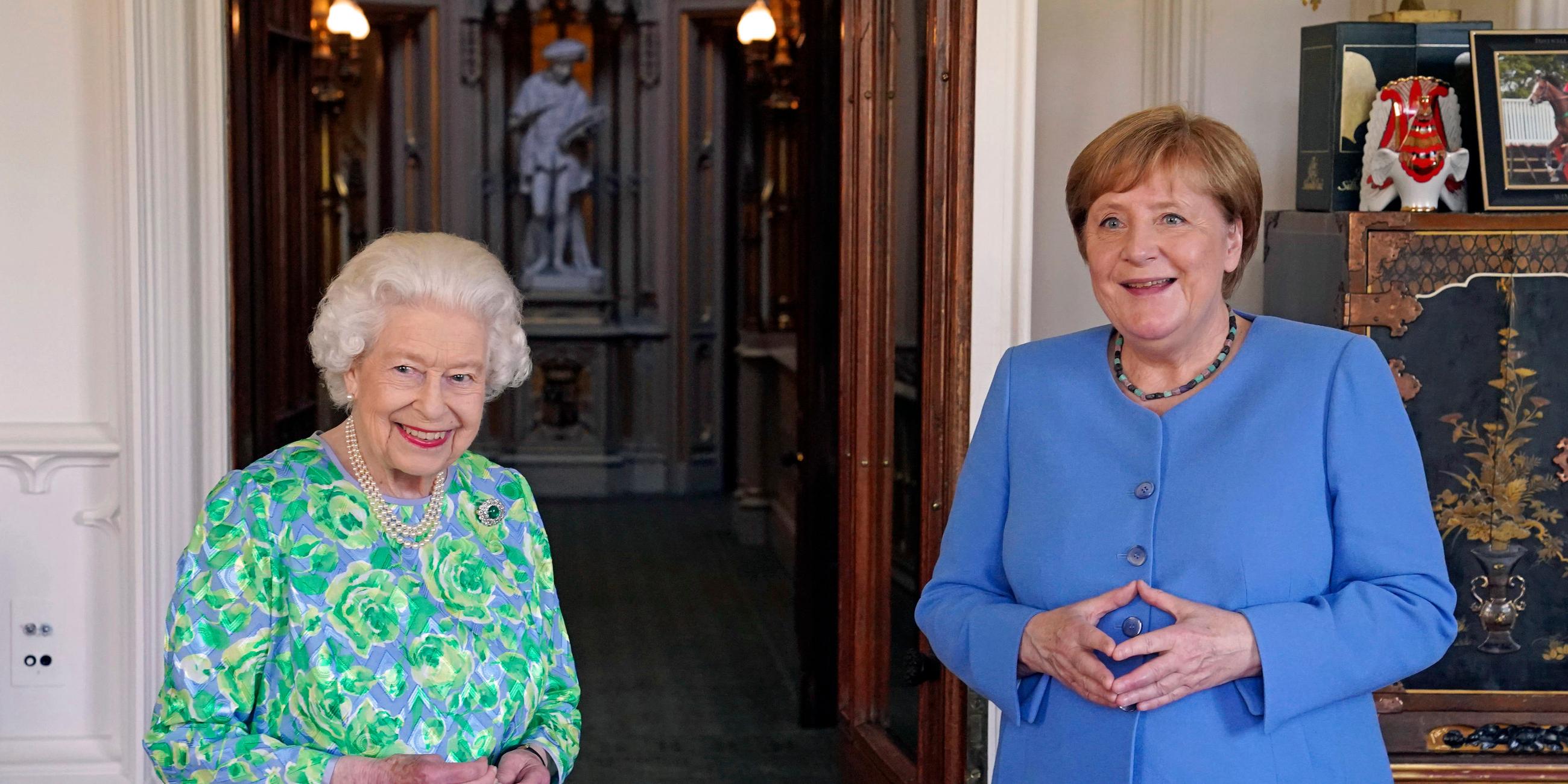 Queen Elizabeth trifft Angela Merkel.