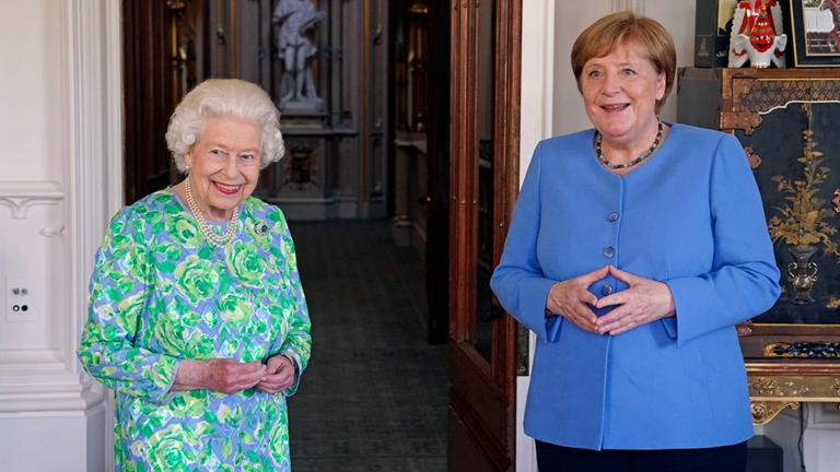 Queen Elizabeth trifft Angela Merkel.