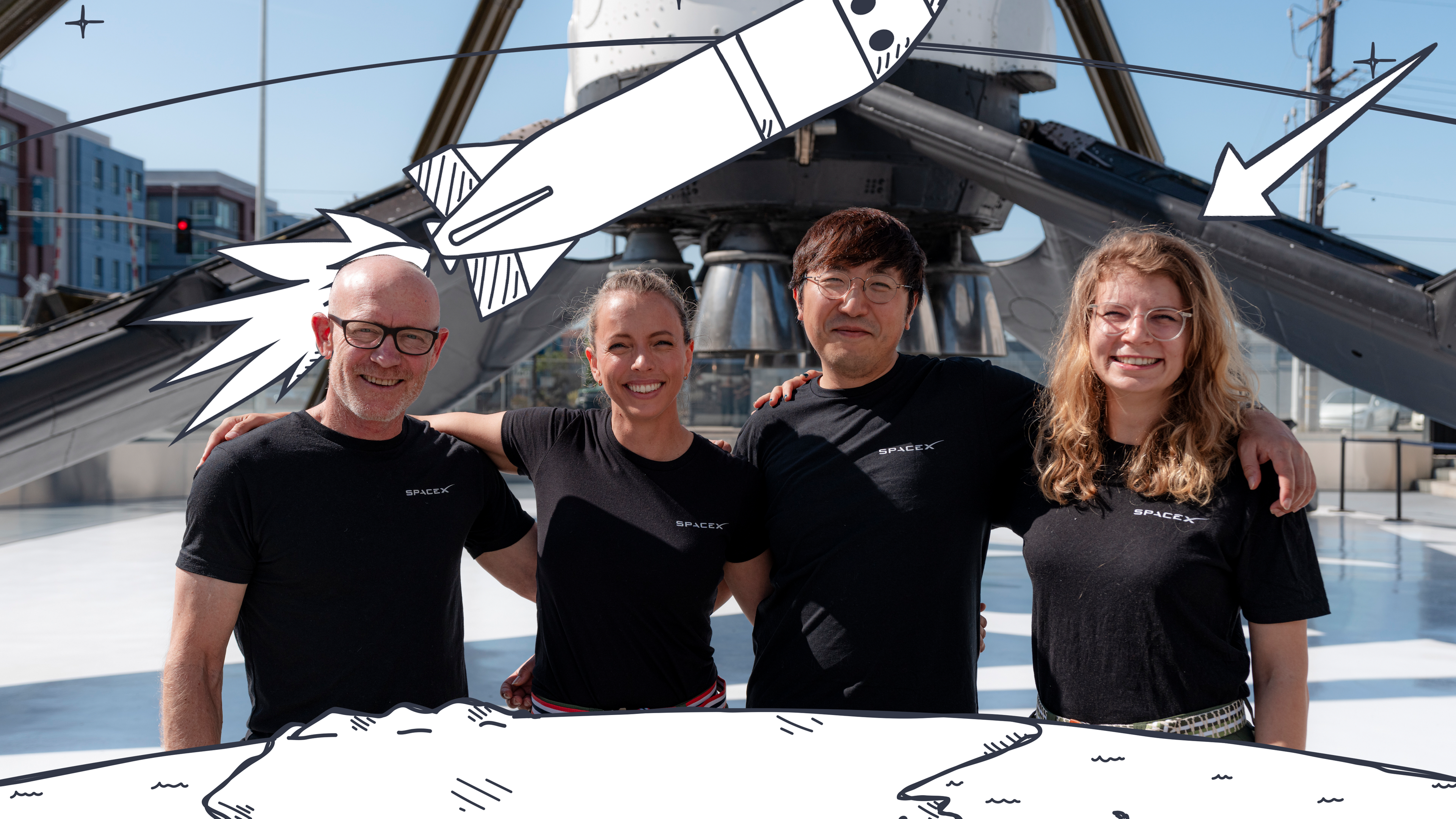 SpaceX-Team vierköpfig. Ganz rechts lächelnd Rabea Rogge. Darüber Grafiken von Rakete und Pfeil auf Rabea. 