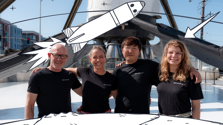 SpaceX-Team vierköpfig. Ganz rechts lächelnd Rabea Rogge. Darüber Grafiken von Rakete und Pfeil auf Rabea. 