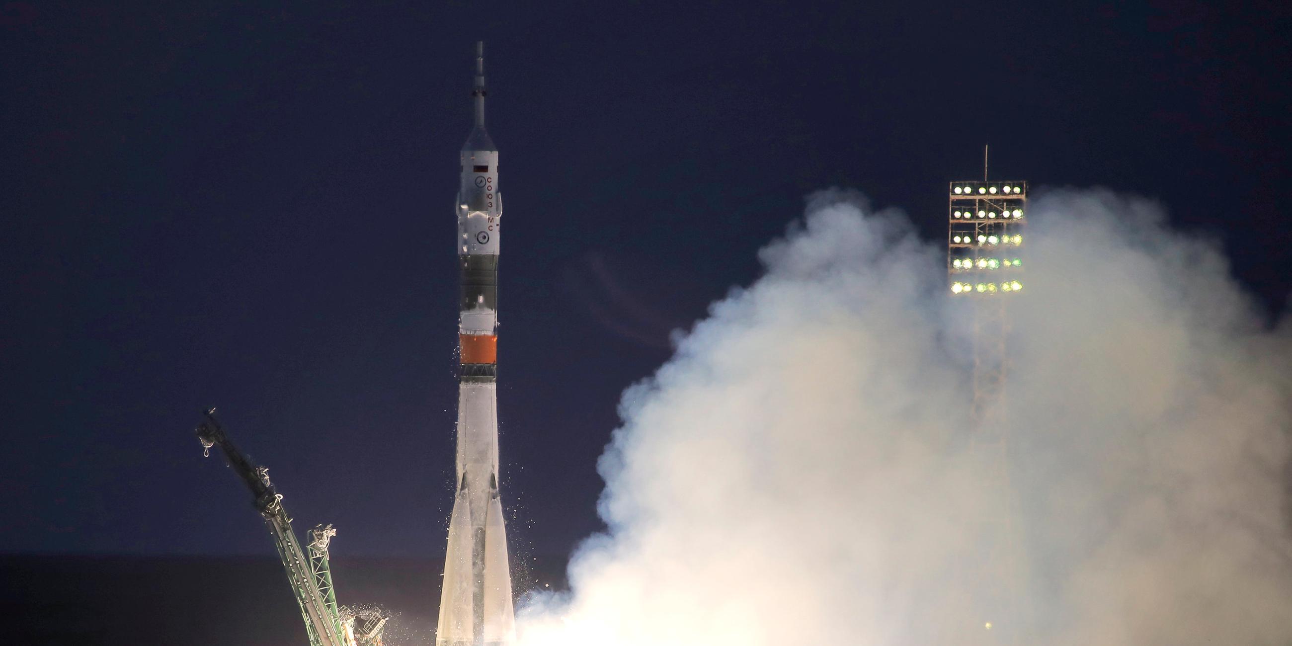 Eine Rakete schickt Bauteile ins All.