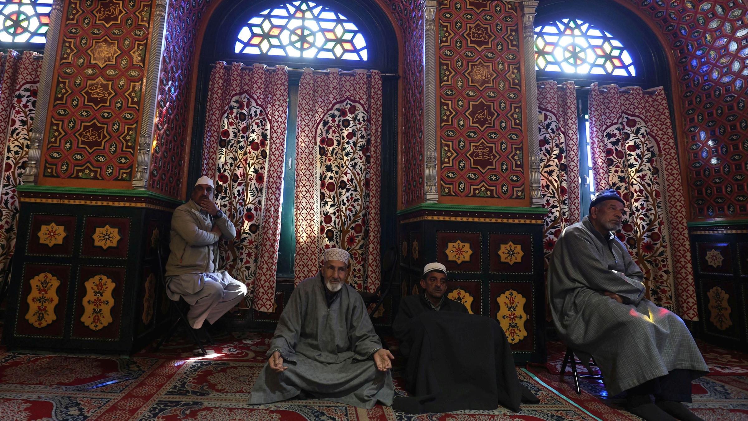 Muslimische Kinder und Erwachsene beten während des heiligen Monats Ramadan in einem großen Gebäude in Srinagar, Indien. Sie beten zu Ehren eines wichtigen religiösen Lehrers, Sheikh Syed Abdul Qadir Jeelani. Während Ramadan beten viele Menschen in der Nacht und verzichten tagsüber auf Essen und Trinken.