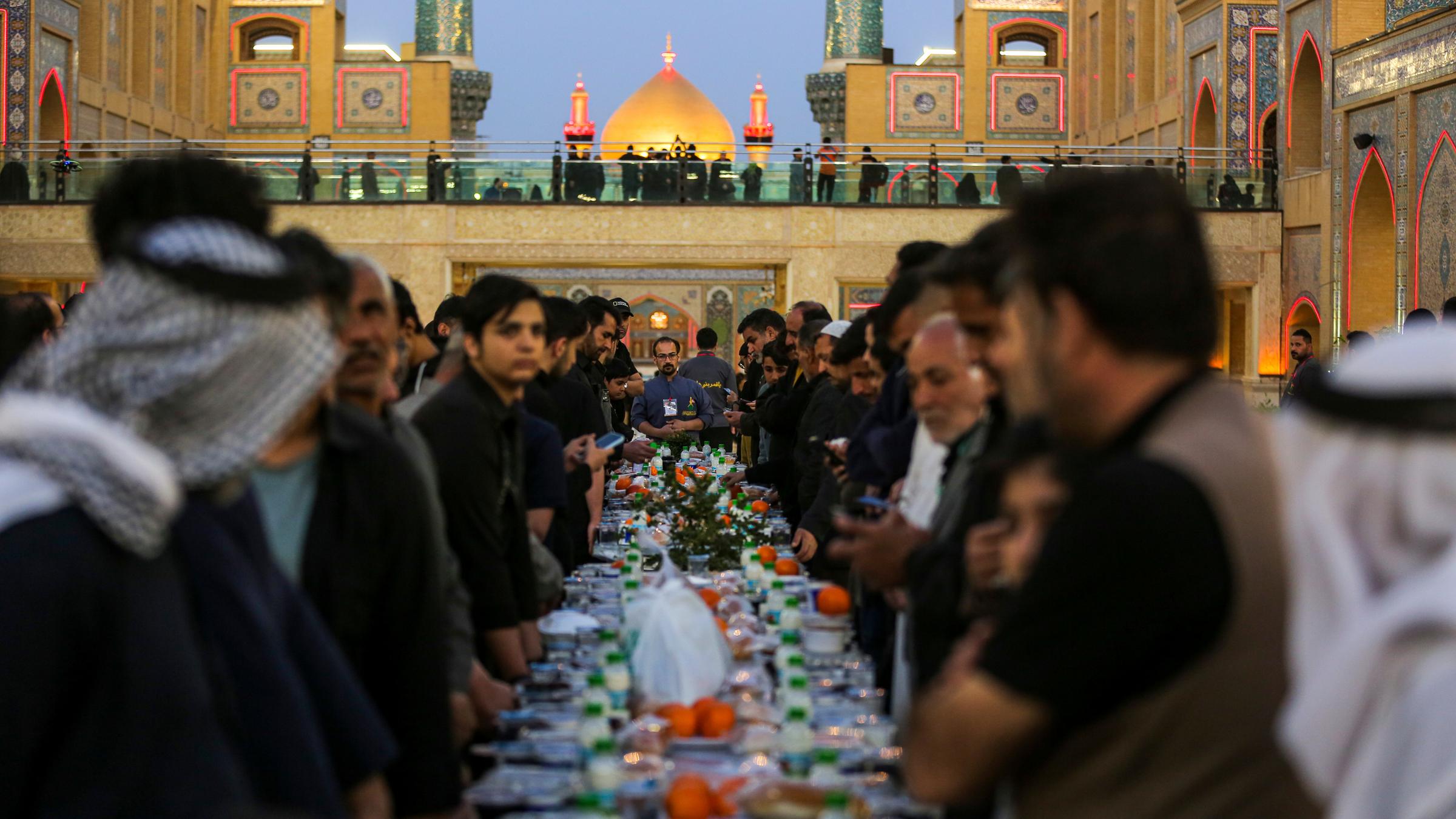 Schiiten brechen das Fasten während des islamischen heiligen Monats Ramadan im Imam-Ali-Schrein in Nadschaf, Irak.