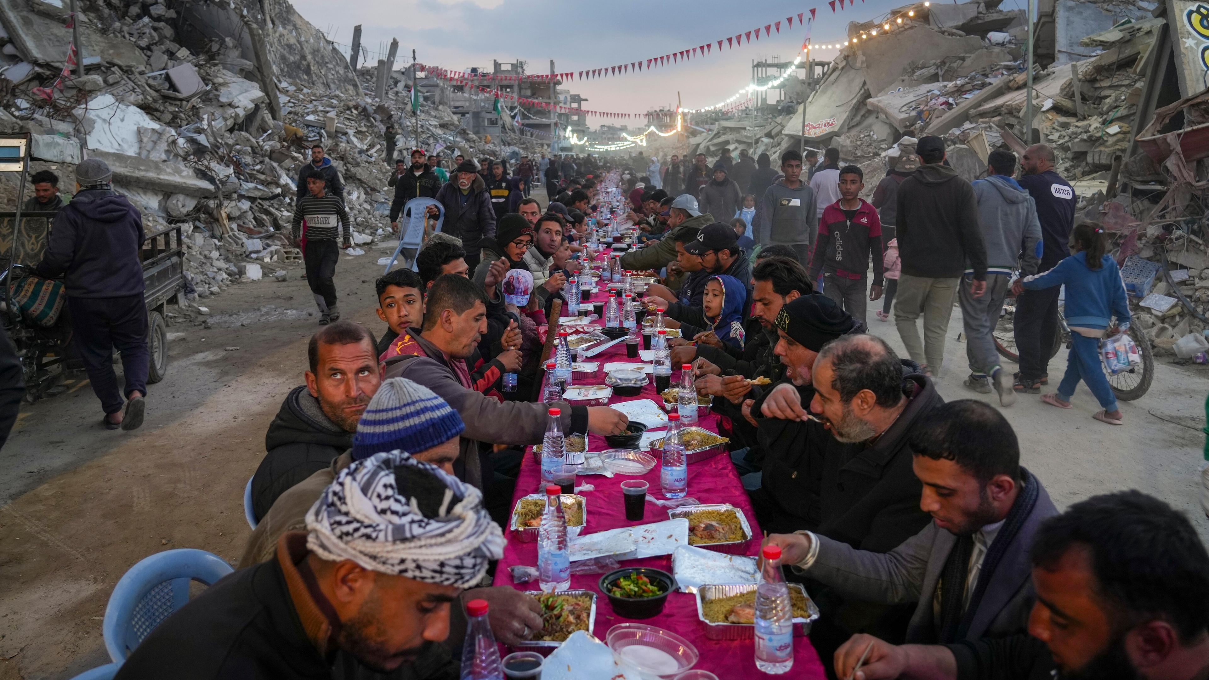 Trotz der Zerstörungen feiern Menschen im Gazastreifen den muslimischen Fastenmonat Ramadan.
