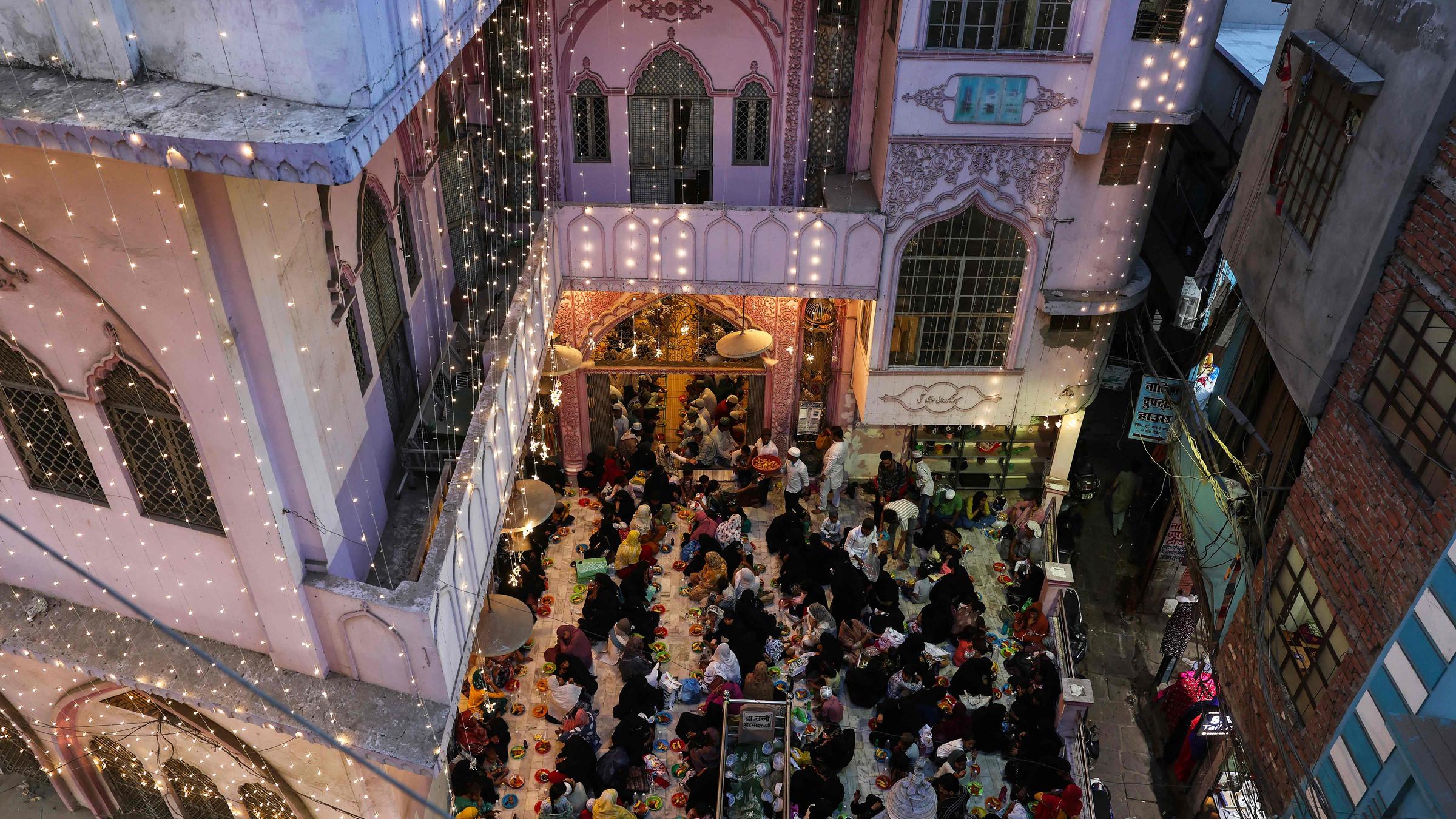 Menschen in Varanasi brechen zusammen das Fasten während Ramadan