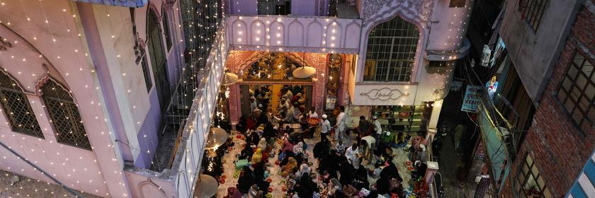 Menschen in Varanasi brechen zusammen das Fasten während Ramadan