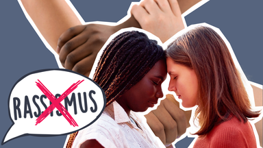 Zwei Frauen, eine schwarz eine weiß, legen die Köpfe aneinander, im Hintergrund Hände verschiedener Hautfarben und eine Sprechblase mit dem durchgestrichenen Wort "Rassismus":