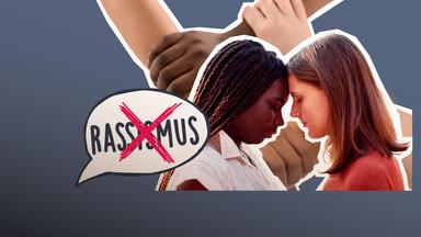 Zwei Frauen, eine schwarz eine weiß, legen die Köpfe aneinander, im Hintergrund Hände verschiedener Hautfarben und eine Sprechblase mit dem durchgestrichenen Wort "Rassismus":