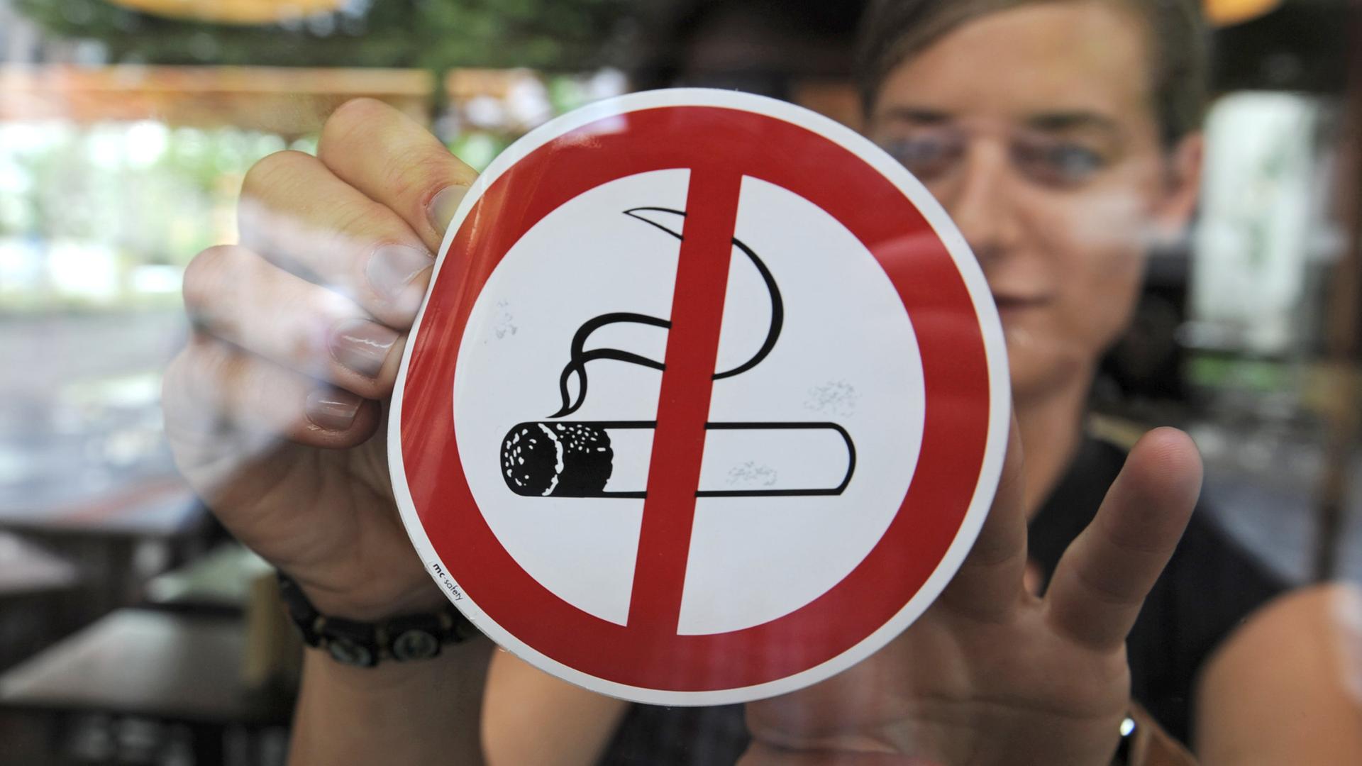 An vielen Orten ist das Rauchen bereits verboten.