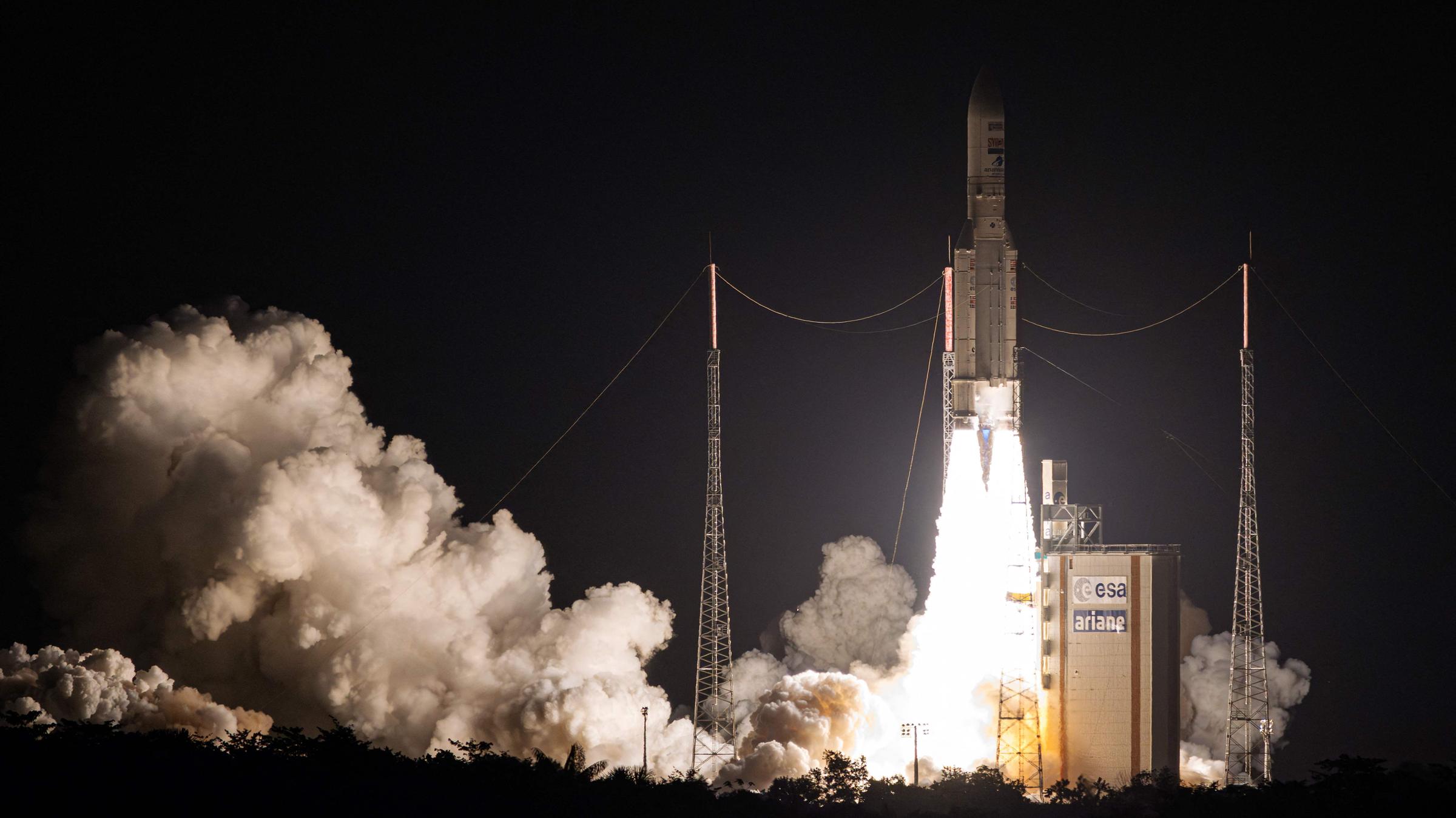 Eine europäische Ariane-5-Trägerrakete hebt vom Weltraumbahnhof in Kourou in Französisch-Guyana ab.