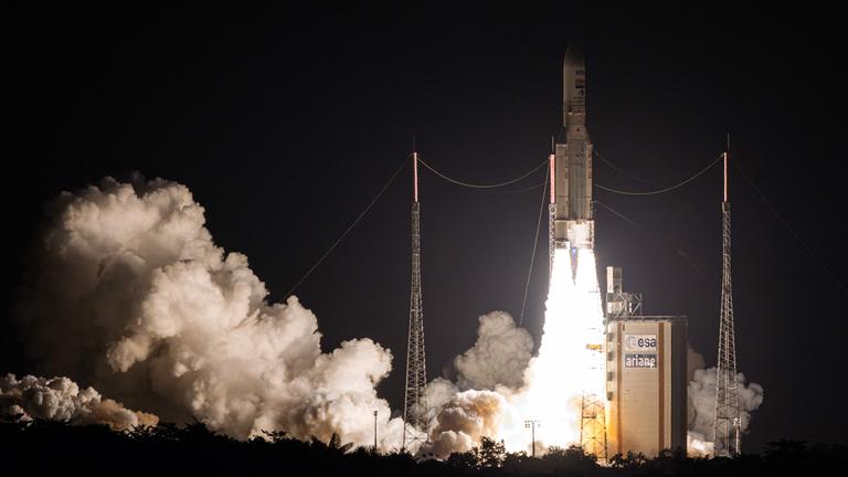 Eine europäische Ariane-5-Trägerrakete hebt vom Weltraumbahnhof in Kourou in Französisch-Guyana ab.