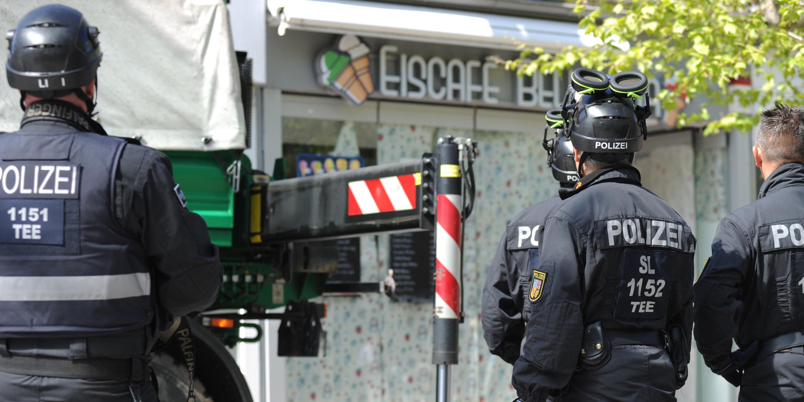 Polizisten sichern im Rahmen einer Razzia Beweismittel.
