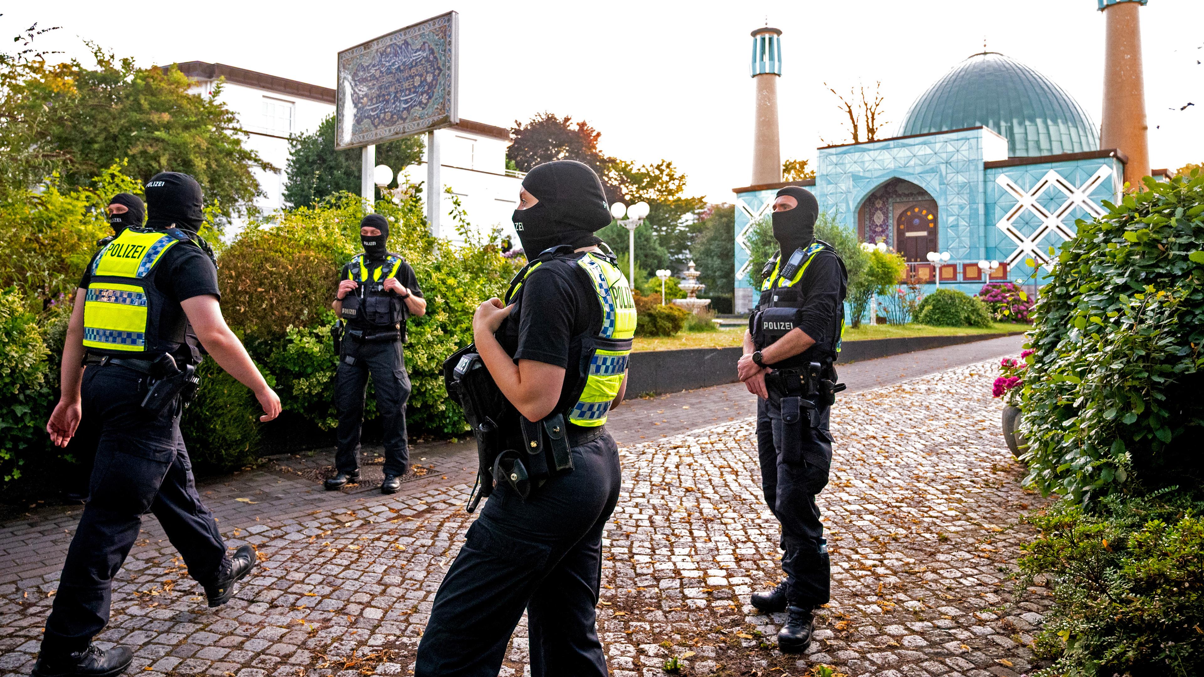 Einsatzkräfte der Polizei gehen während einer Razzia auf das Gelände vom Islamischen Zentrum Hamburg mit der Imam Ali Moschee (Blaue Moschee) an der Außenalster am 24.07.2024