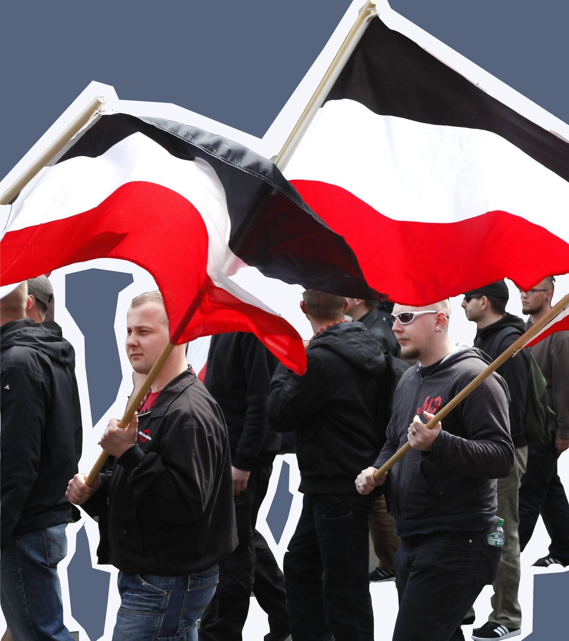 Rechtsextreme mit Glatzen und Fahnen marschieren 